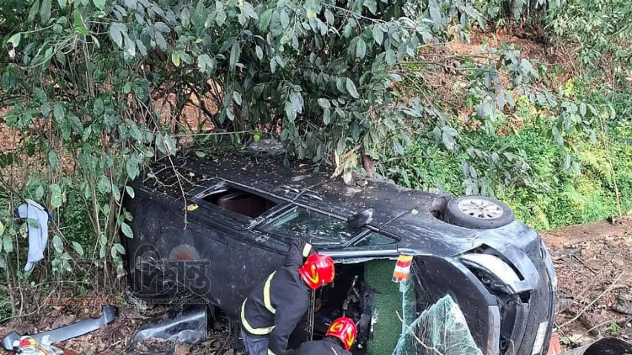 খাদে পড়া মাইক্রোবাসের ভিডিও করতে গিয়ে আরেকটি মাইক্রোবাসও দুর্ঘটনায় 