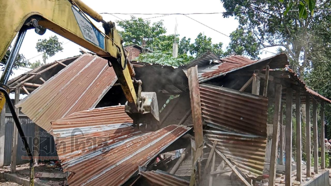 মাদারগঞ্জে আদালতের রায় বাস্তবায়ন: ঢাক - ঢোল পিটিয়ে প্রকৃত মালিককে জমি বুঝিয়ে দিল প্রশাসন 