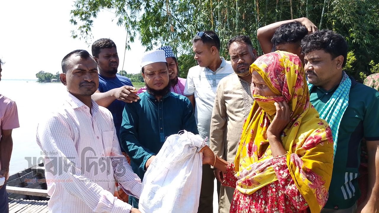 তিস্তা ভাঙনে ক্ষতিগ্রস্তদের পাশে আনোয়ারুল ইসলাম মুকুল, নিজ অর্থায়নে ত্রাণ বিতরণ