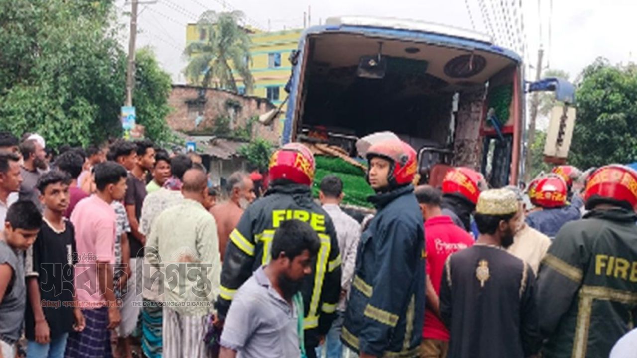 সড়কে ফের মৃত্যুর মিছিল: বগুড়া-সিলেটে প্রাণ গেল ১৫ জনের 