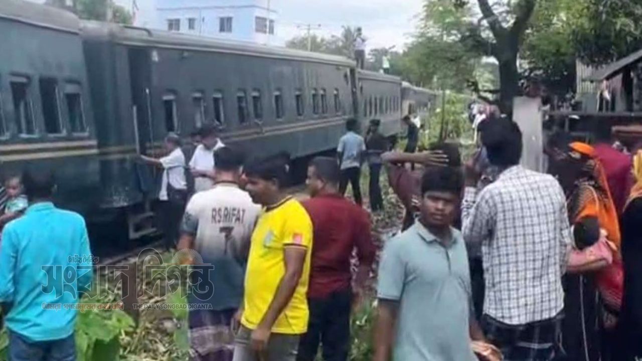 গফরগাঁওয়ে ট্রেন দুর্ঘটনা, ঢাকার সঙ্গে ময়মনসিংহের রেল যোগাযোগ বন্ধ 