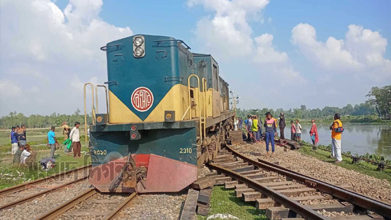 রংপুরে ট্রেনের ইঞ্জিন ও বগি লাইনচ্যুত, দেড় ঘণ্টা পর স্বাভাবিক রেল চলাচল 