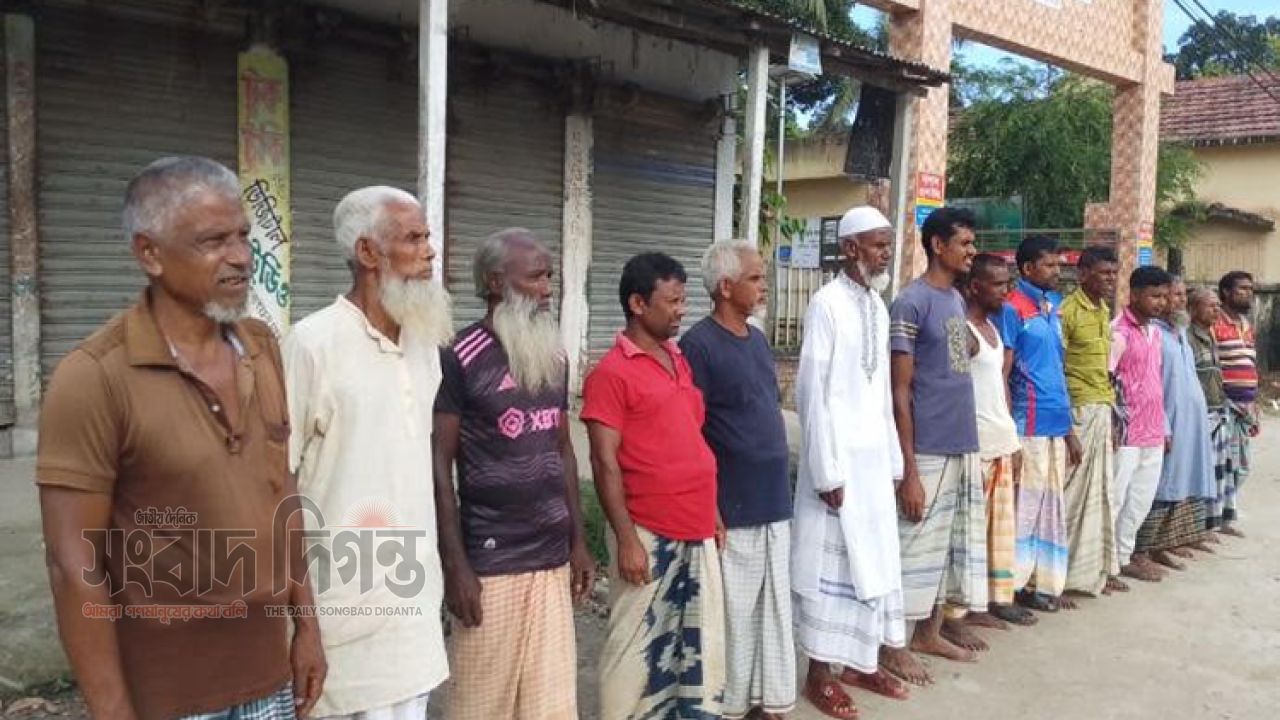 গঙ্গাচড়ায় সার বিতরণে অনিয়মের অভিযোগ, কৃষকদের মানববন্ধন