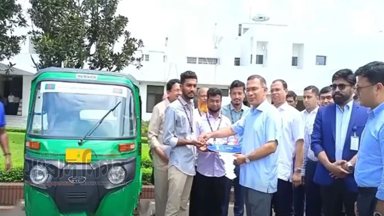  জুলাইয়ের যোদ্ধাদের সিএনজি রিকশা উপহার প্রধানমন্ত্রীর