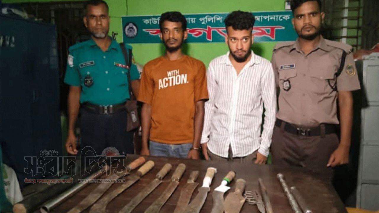 বরিশালে দেশীয় অস্ত্রের ভাণ্ডার উদ্ধার , কিশোর গ্যাংয়ের দুই সদস্য আটক