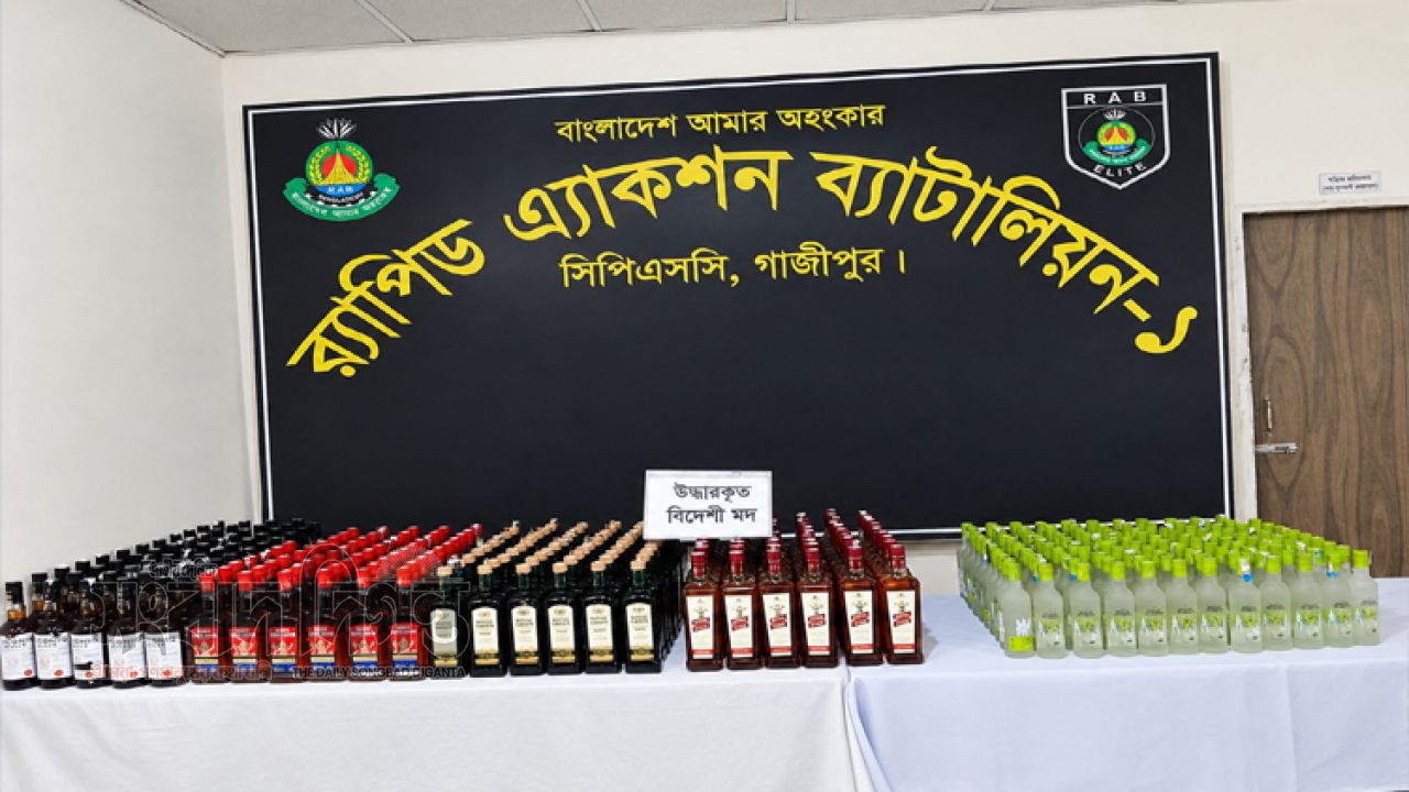 গাজীপুরে ১১ লাখ টাকার বিদেশি মদসহ দুইজন গ্রেপ্তার 