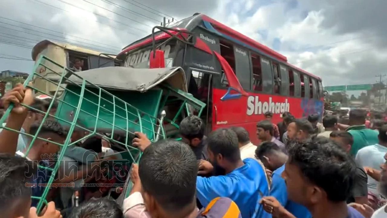 নিয়ন্ত্রণ হারানো বাসের ধাক্কায় অটোচালক নিহত আহত ৪