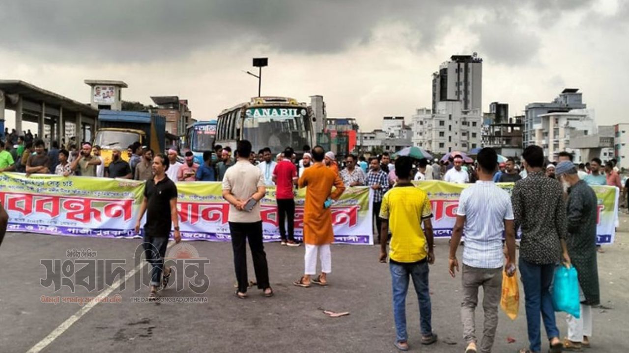 ফুটওভার ব্রিজের দাবিতে টঙ্গীতে বিক্ষোভ, যান চলাচল ব্যাহত 
