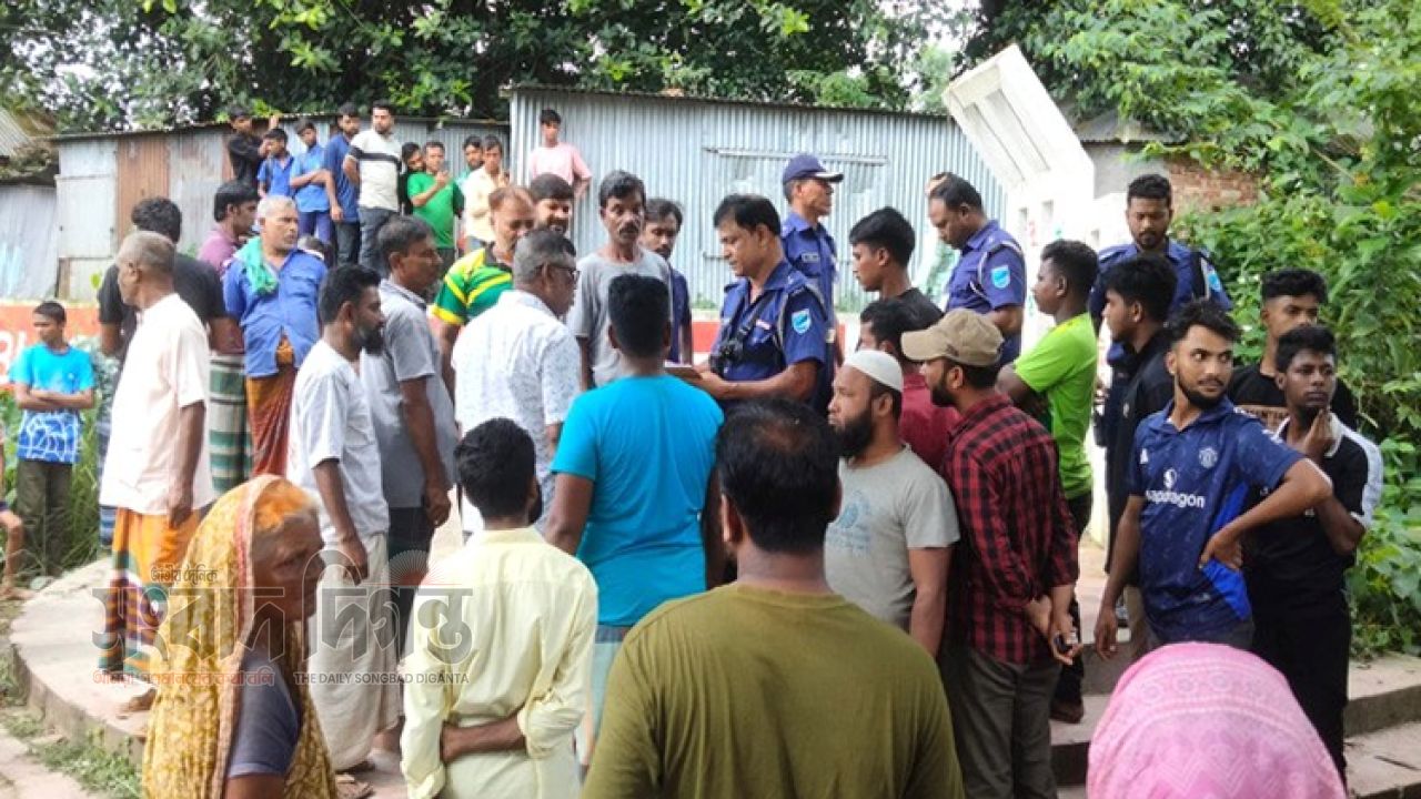 মানিকগঞ্জে শহীদ মিনারে কিশোরের ঝুলন্ত মরদেহ উদ্ধার, রহস্য ঘিরে তদন্ত শুরু 