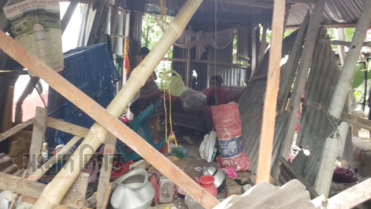 বোয়ালমারীতে ইউপি চেয়ারম্যানের বিরুদ্ধে বাড়ি ভাঙচুরের অভিযোগ 