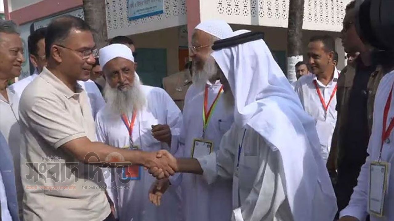 চট্টগ্রাম সফরে বাবুনগর মাদ্রাসায় প্রধানমন্ত্রী, হেফাজত আমিরের সঙ্গে বৈঠক 