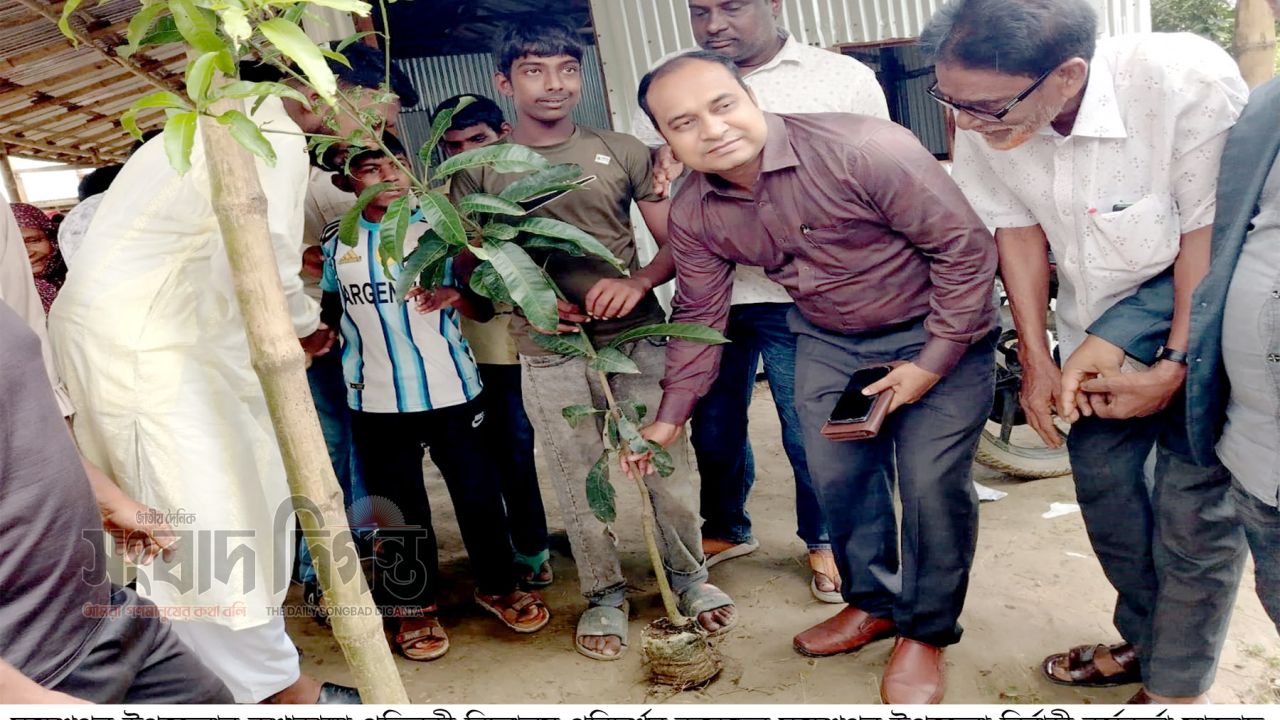 মহেশপুরে প্রতিবন্ধী বিদ্যালয় পরিদর্শন ও শিক্ষার্থীদের মাঝে ফলজ  গাছের চারা বিতরণ করেন ইউএনও 