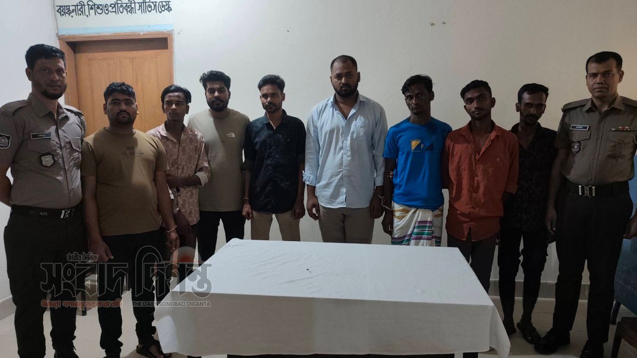 টঙ্গী পশ্চিম থানায় পুলিশের অভিযানে ১০৩ পুরিয়া গাঁজাসহ গ্রেফতার ৭ 