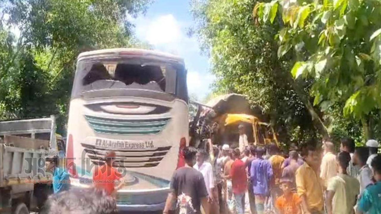 চাঁদপুর-কুমিল্লা মহাসড়কে ভয়াবহ দুর্ঘটনা, বাস-ট্রাক সংঘর্ষে প্রাণ গেল ৩ জনের