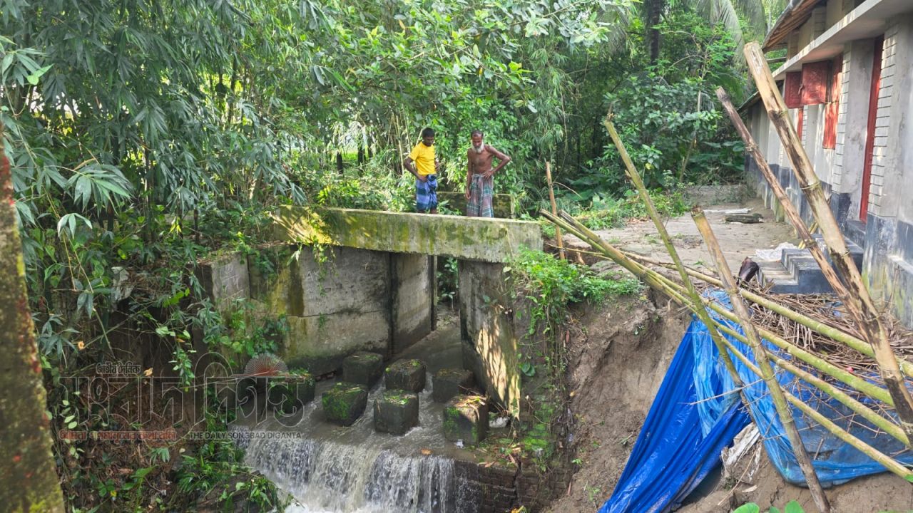 ভাঙ্গা  সুইচগেটের কারণে ভাঙ্গনের  হুমকিতে বসতবাড়ি, আতঙ্কে অর্ধশত পরিবার 