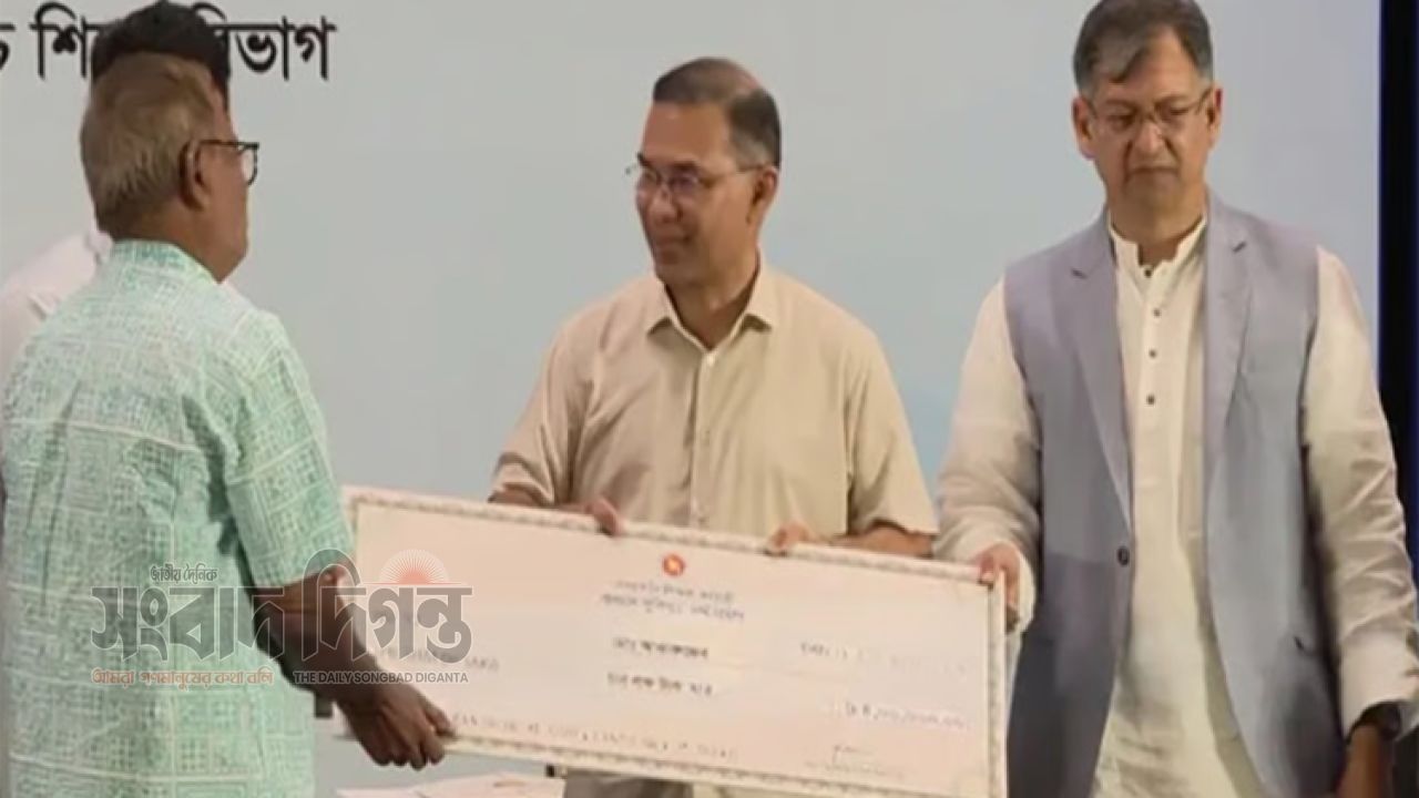 অবসরপ্রাপ্ত শিক্ষকদের জন্য নতুন কার্যক্রমের উদ্বোধন, প্রধানমন্ত্রীর হাতে চেক বিতরণ