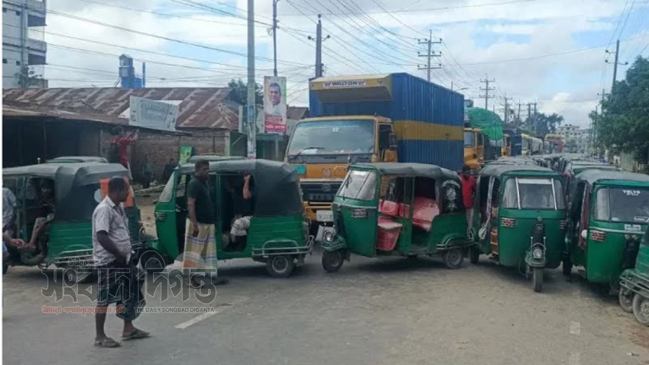 গ্যাসের তীব্র সংকটে ঢাকা-টাঙ্গাইল মহাসড়ক, ঘণ্টার পর ঘণ্টা সিএনজি স্টেশনে অপেক্ষা