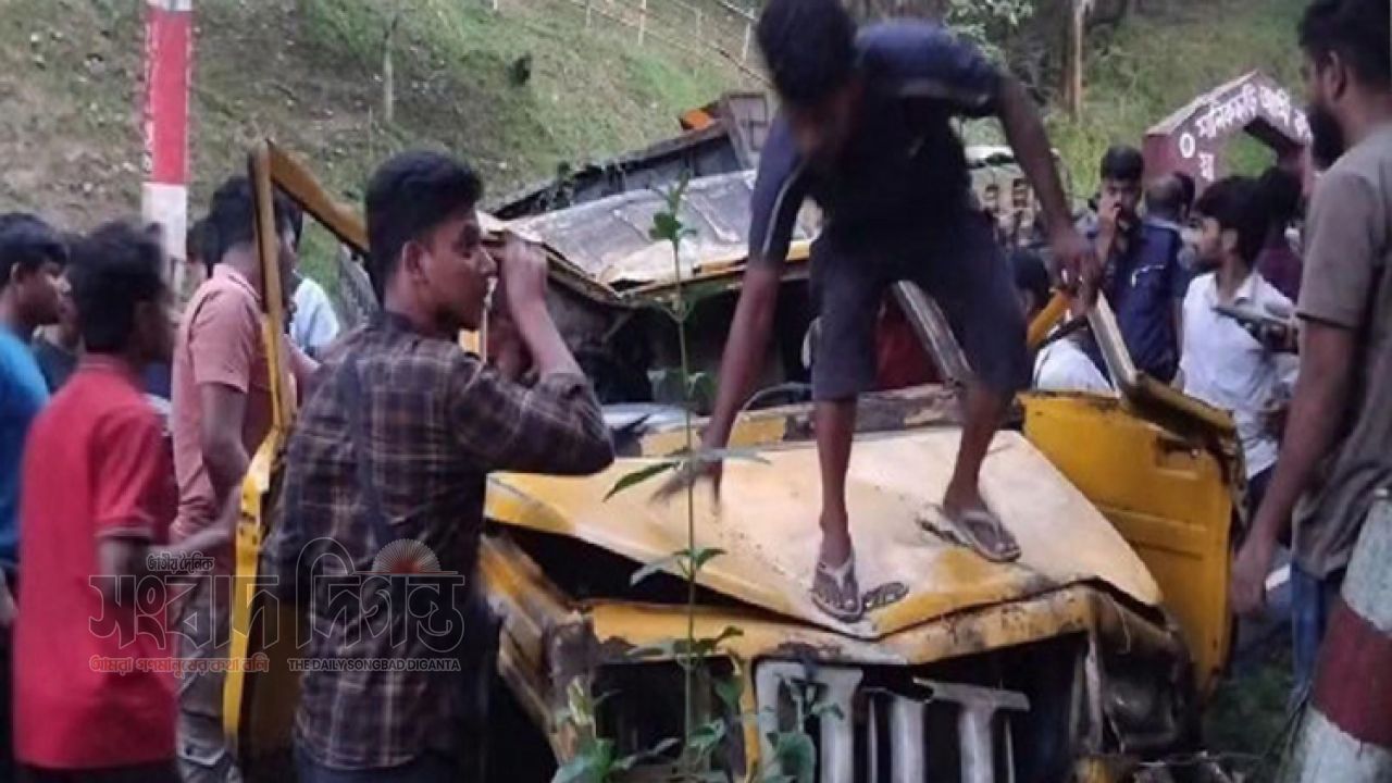 রাঙামাটিতে পিকআপ উল্টে দুই নারীসহ নিহত ৪, আহত ২ 