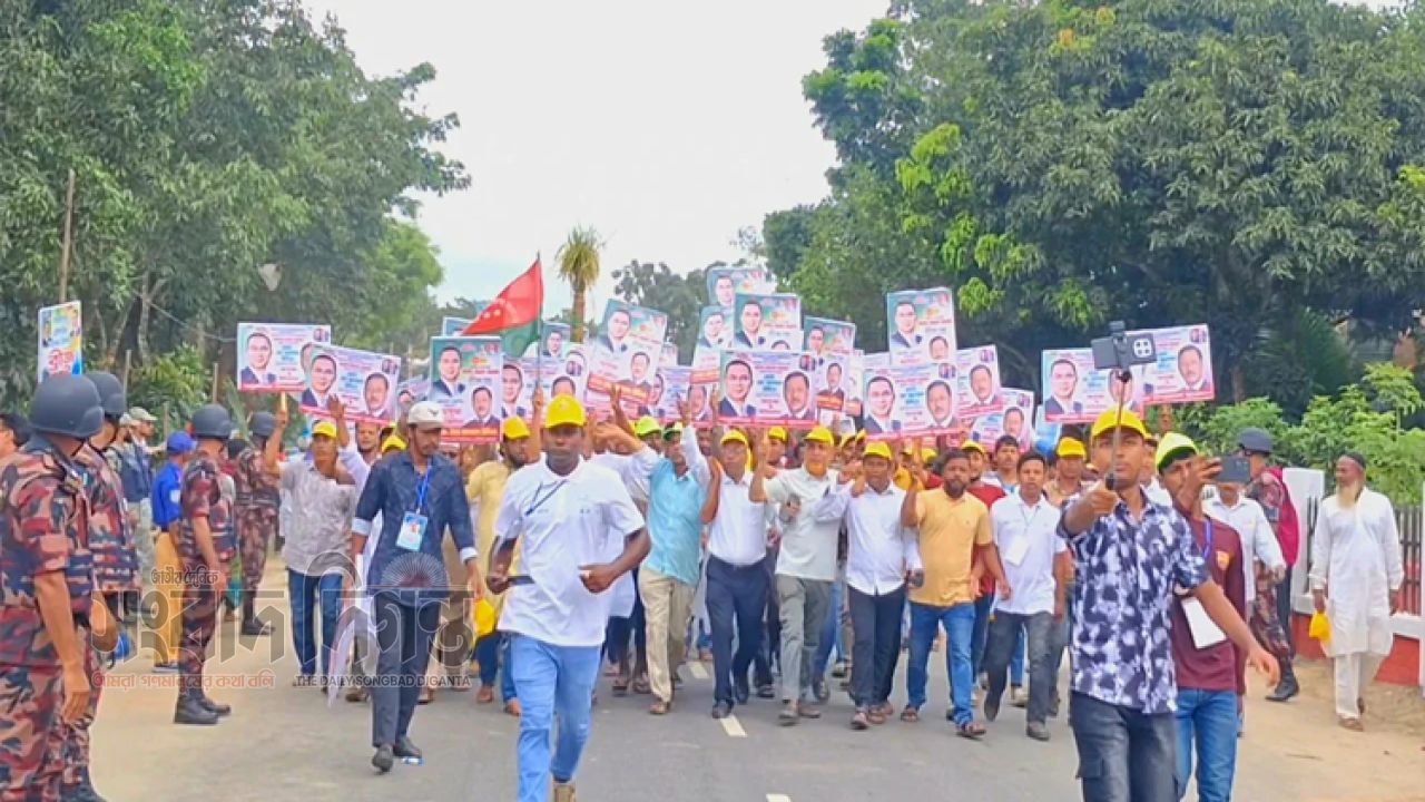 প্রধানমন্ত্রীর আগমনে পাকুন্দিয়ার মির্জাপুরে উৎসবের আমেজ, সড়কের পাশে মানুষের ঢল 