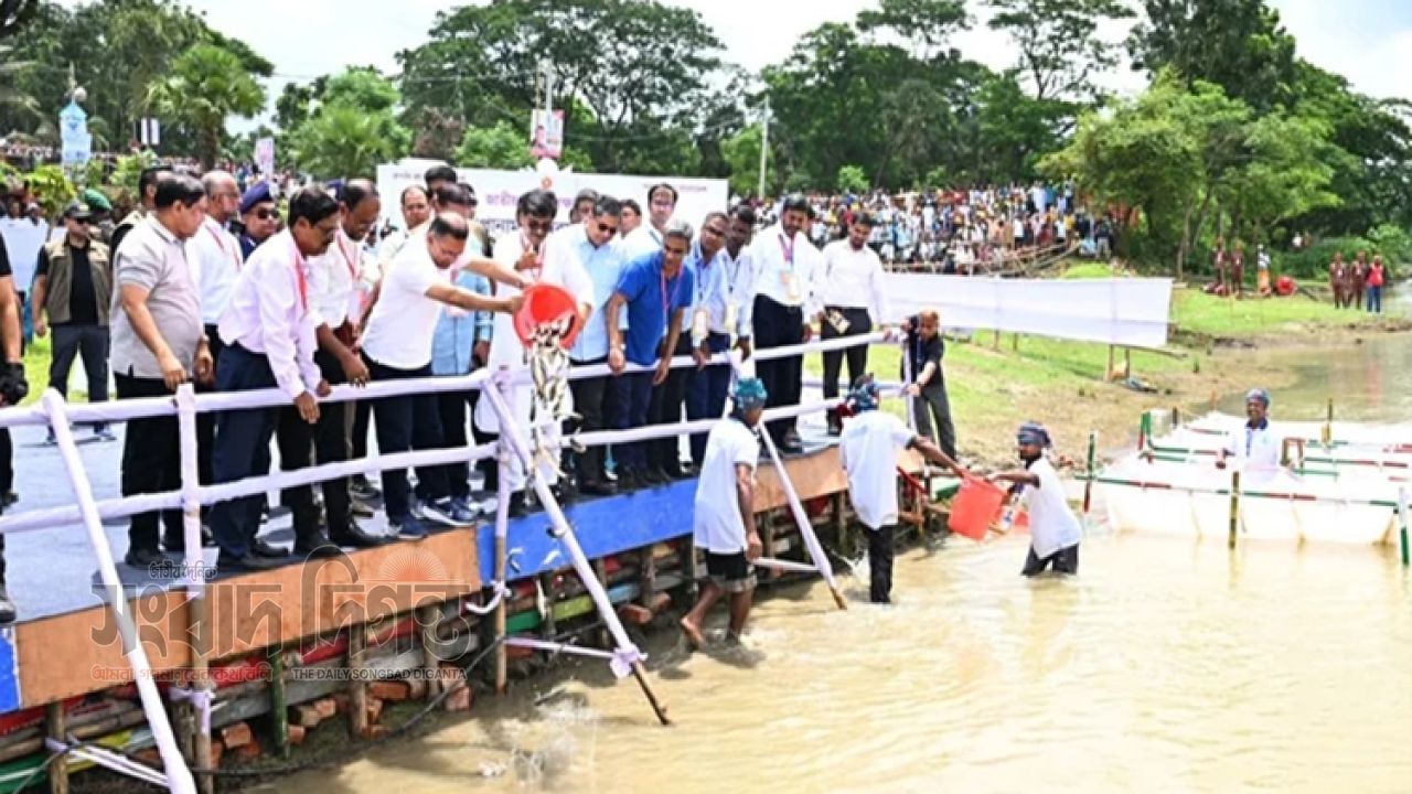 কিশোরগঞ্জে প্রধানমন্ত্রী, ব্রহ্মপুত্রে অবমুক্ত হলো মাছের পোনা