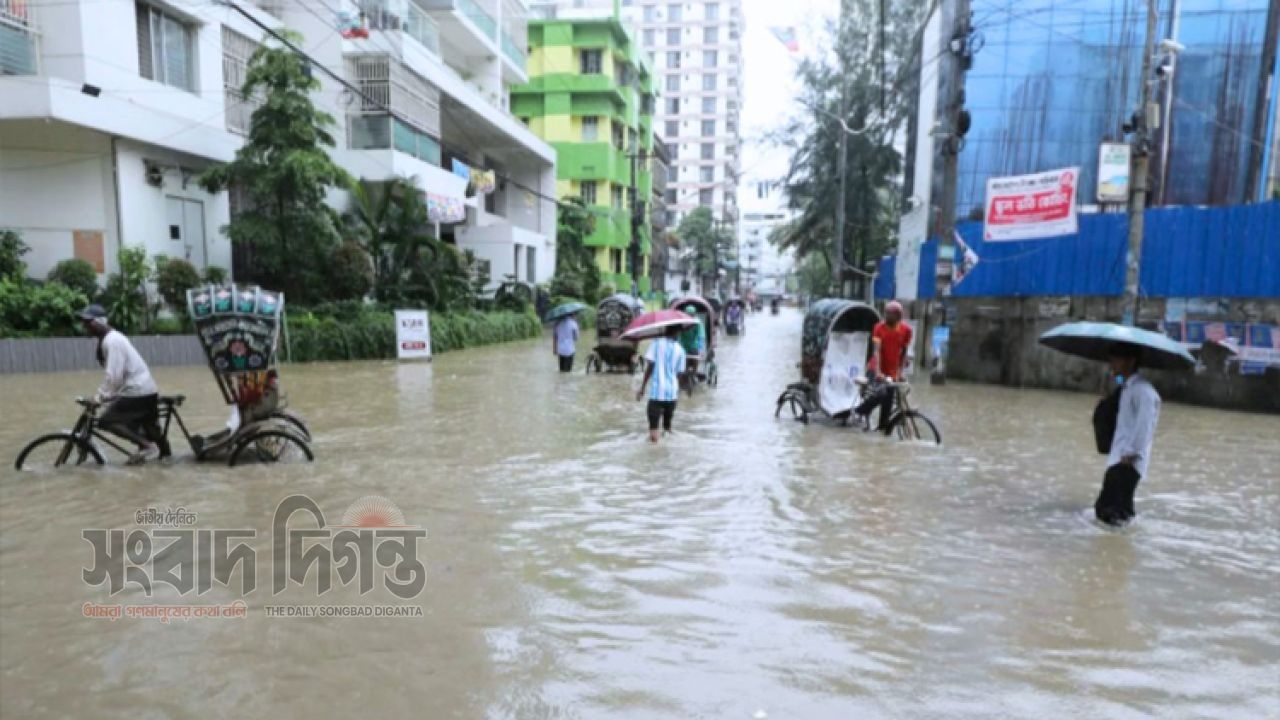 ভারী বৃষ্টিতে আবারও পানির নিচে চট্টগ্রাম, কোথাও কোমরসমান জলাবদ্ধতা 