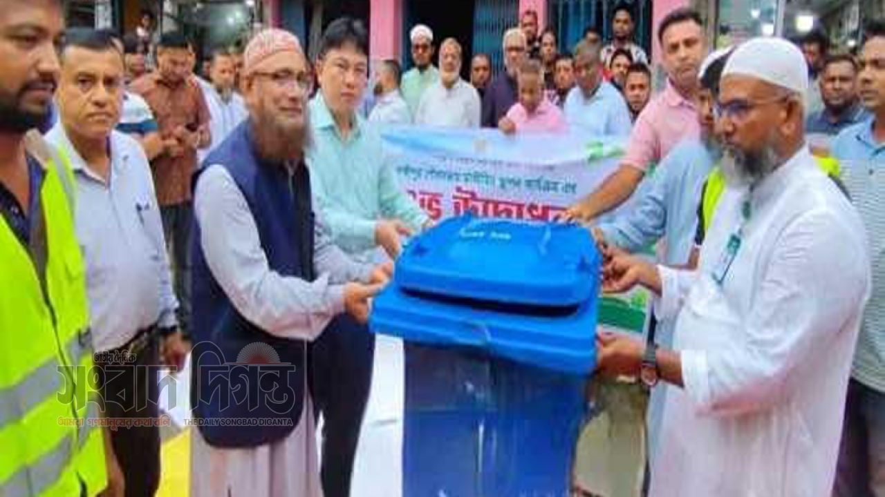 লক্ষ্মীপুর পৌরসভাকে পরিষ্কার-পরিচ্ছন্ন ও বাসযোগ্য করতে ডাস্টবিন স্থাপন 