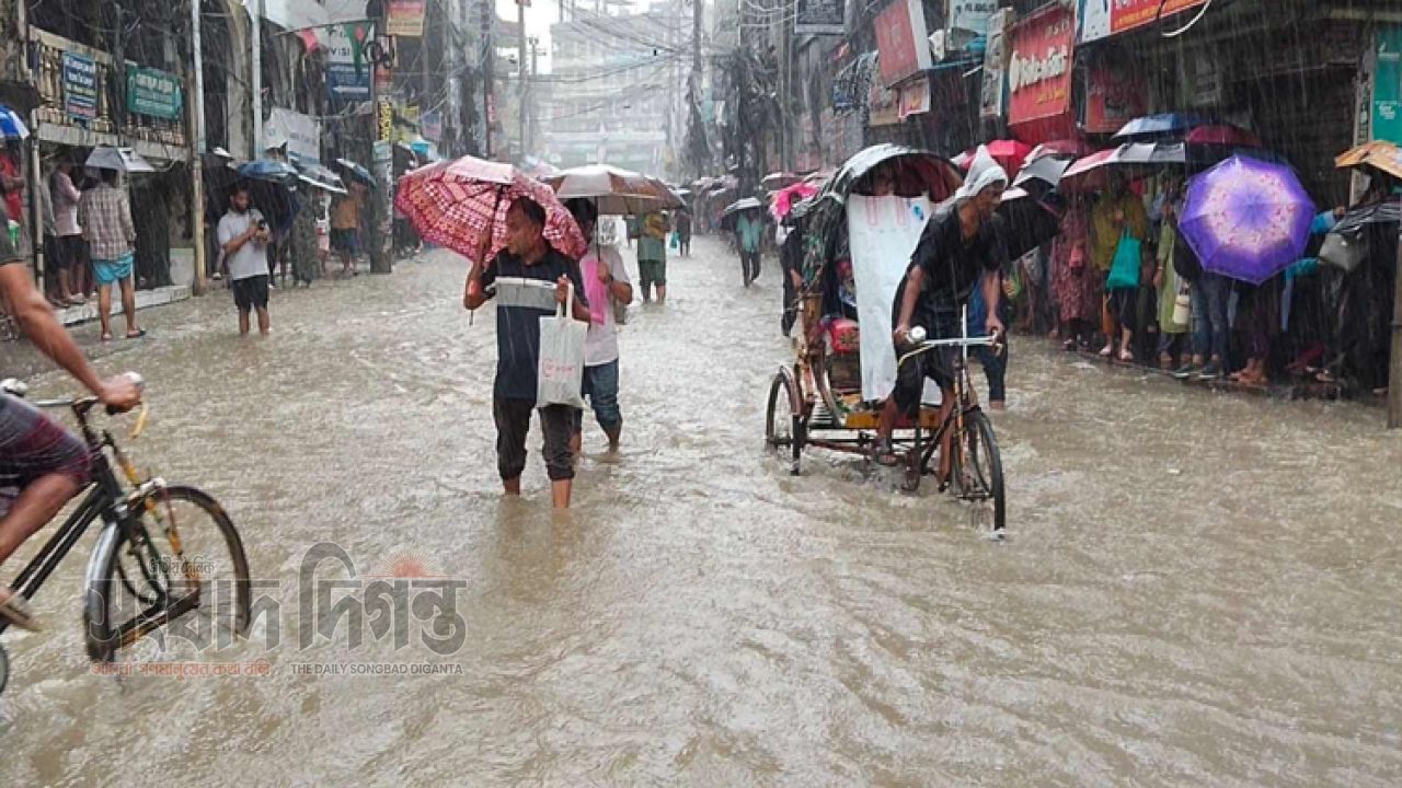 লঘুচাপের প্রভাবে টানা বৃষ্টি, পানির নিচে চট্টগ্রাম