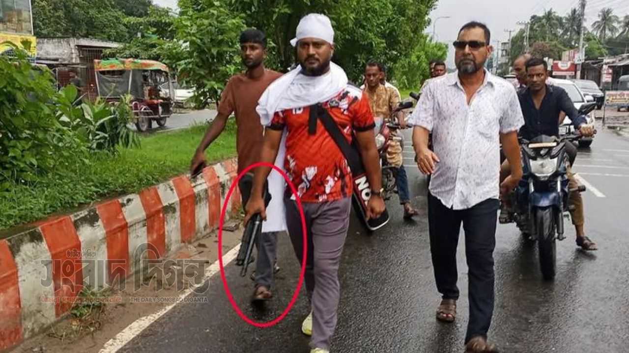 মাথায় কাফনের কাপড়, হাতে অস্ত্র ঈশ্বরদীতে সাবেক ছাত্রদল নেতার প্রকাশ্য মহড়া
