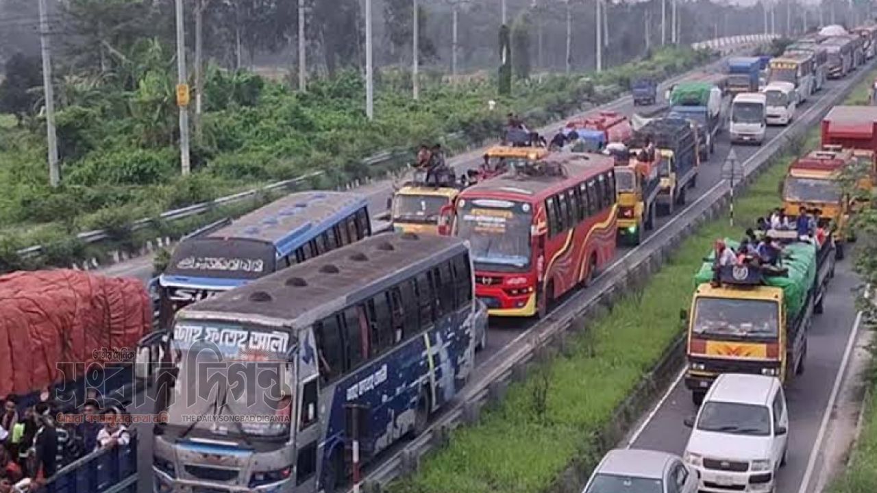 কুমিল্লায় ঢাকা-চট্টগ্রাম মহাসড়কে ১৫ কিলোমিটার যানজট, তিন ঘণ্টায়ও মিলছে না গন্তব্য 