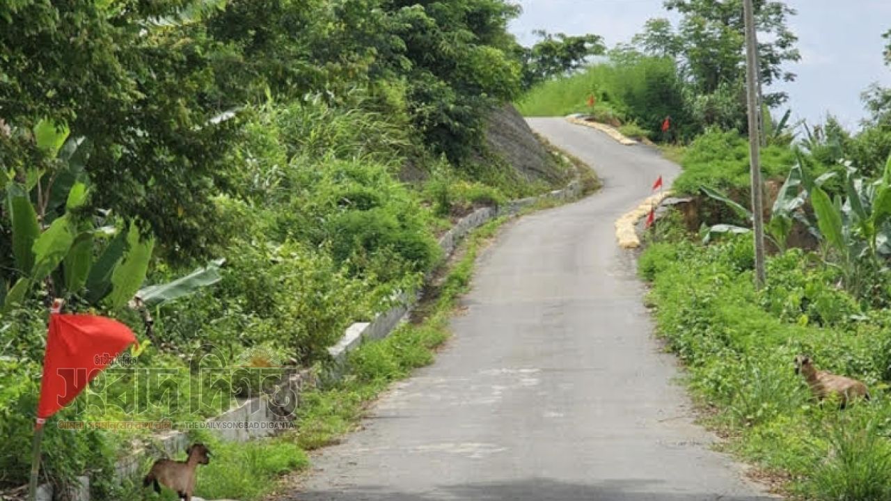 বান্দরবান বিক্ষত সড়কজুড়ে লাল নিশান পাহাড়ে  ১৮০ কিলোমিটার সড়কে ক্ষতিগ্রস্ত 