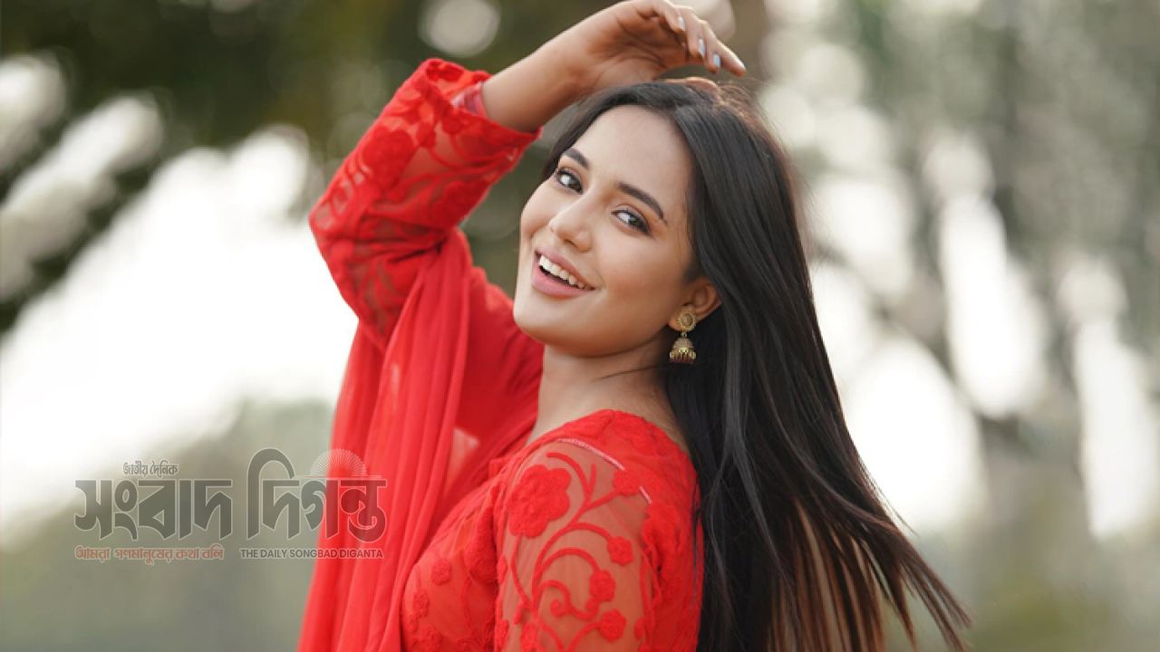 গাড়ির ব্যবসায় সামিরা খান