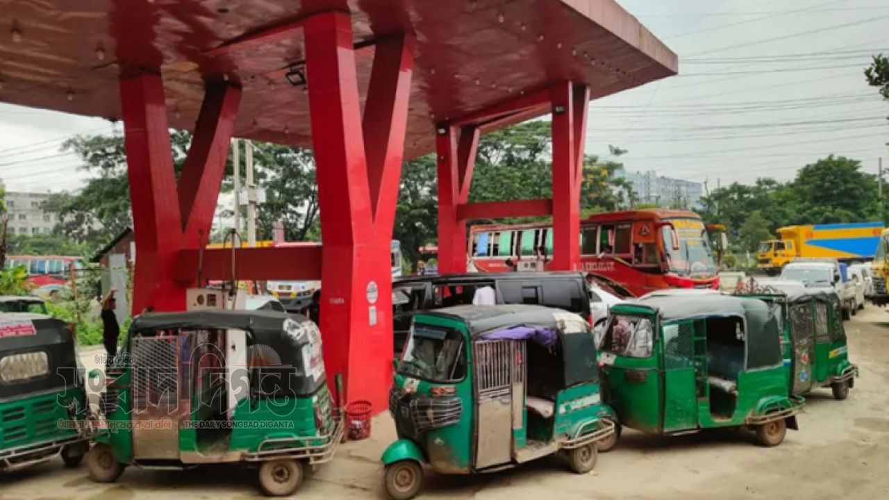 গ্যাস সংকটে রাজধানীর সিএনজি স্টেশনে দীর্ঘ লাইন, ঘণ্টার পর ঘণ্টা অপেক্ষায় চালকরা