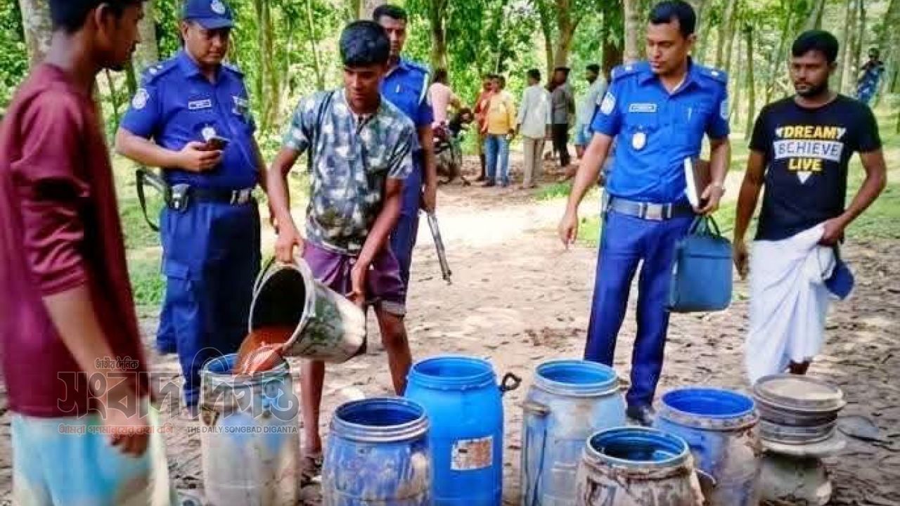 শ্রীপুরে গভীর গজারি বনে পুলিশের অভিযান: ৯ ড্রাম চোলাই মদসহ আটক ৩