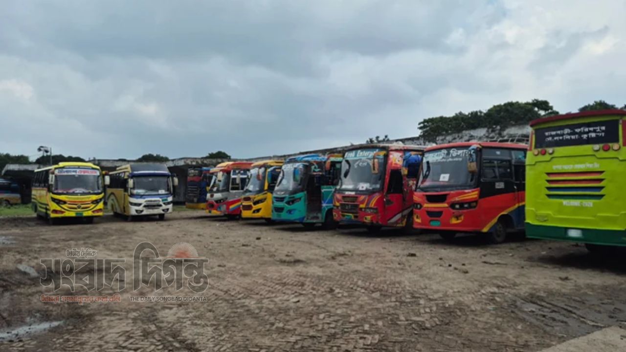 রাজবাড়ী-ফরিদপুরে বাস চলাচল বন্ধ  চরম ভোগান্তিতে যাত্রীরা