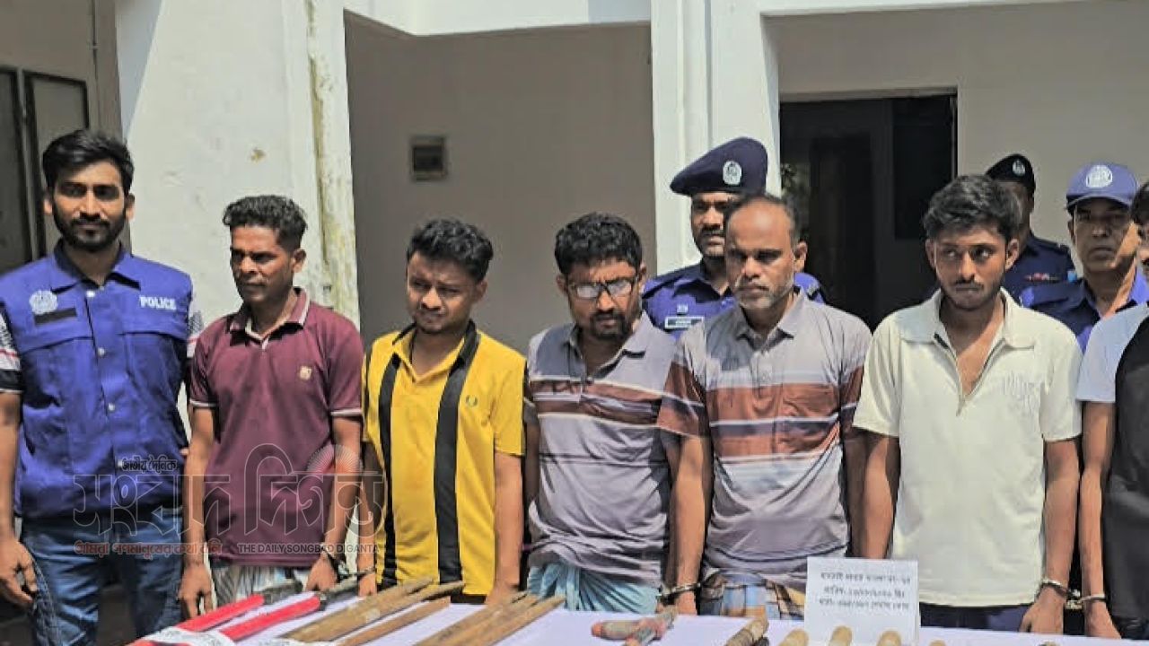 ধামরাইয়ে বালু তোলার ড্রেজারে ডাকাতি, পাইপগান ও বিপুল অস্ত্রসহ গ্রেপ্তার ৬
