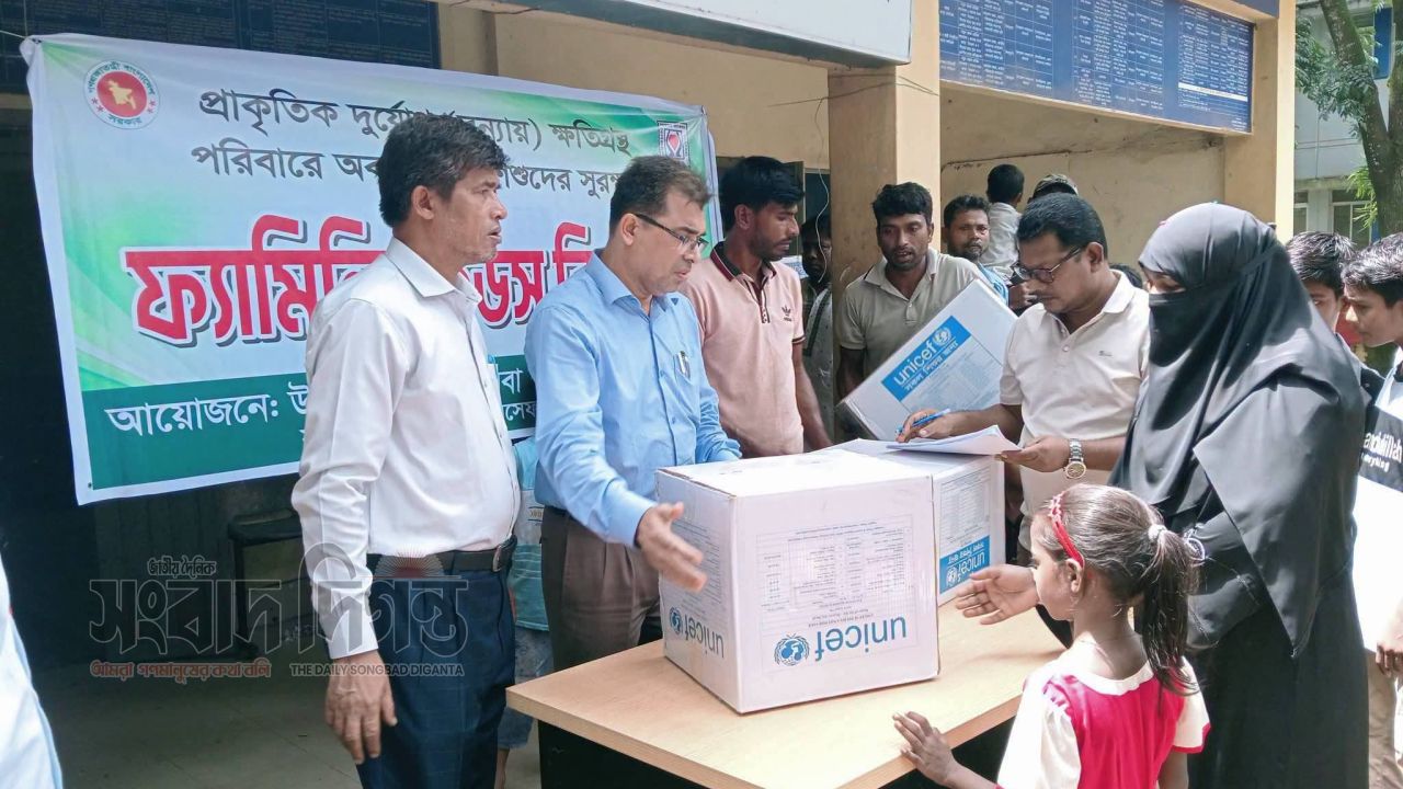 চকরিয়ায় প্রতিবন্ধী, বন্যায় ক্ষতিগ্রস্ত ও উপকার ভোগীদের  মাঝে  ক্ষুদ্রঋণ, অনুদান ও ফ্যামিলি কার্ড বিতরণ 