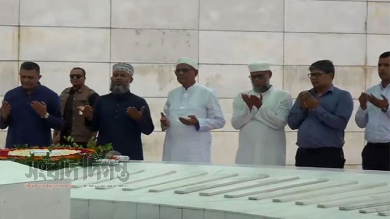 রাষ্ট্রপতি নির্বাচিত হওয়া জিয়া-খালেদার সমাধিতে শ্রদ্ধা জানিয়ে মির্জা ফখরুল