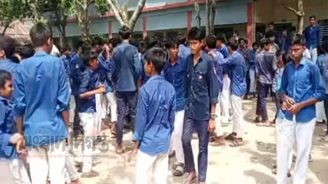 স্কুলে রাজনৈতিক উত্তাপ, প্রধান শিক্ষককে লাঞ্ছনার প্রতিবাদে শিক্ষার্থীরা