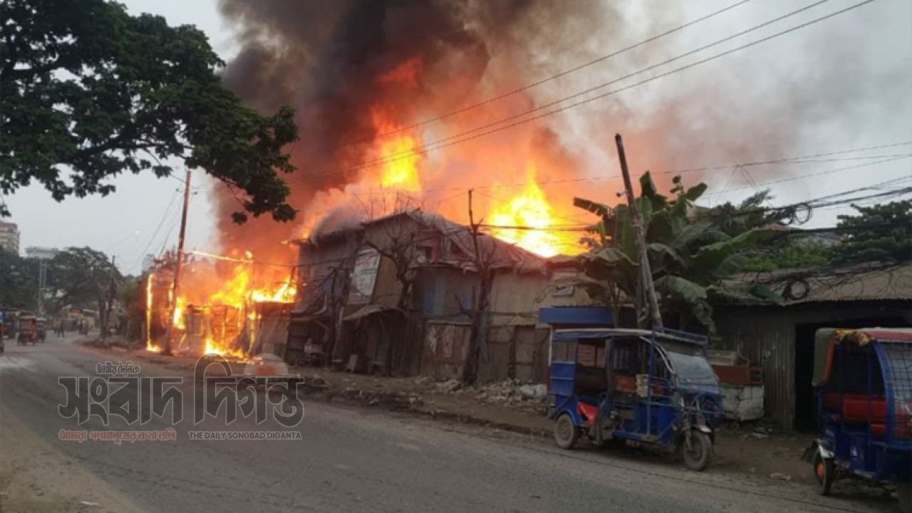 ফতুল্লায় ইজিবাইক গ্যারেজে ভয়াবহ আগুন, ছড়িয়ে পড়ে ঝুটের গোডাউনে