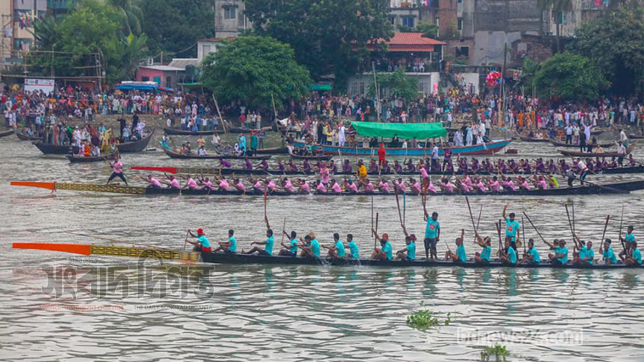 বুড়িগঙ্গায় ঐতিহ্যের নৌকাবাইচে উৎসবের আমেজ  দুই তীরে মানুষের ঢল