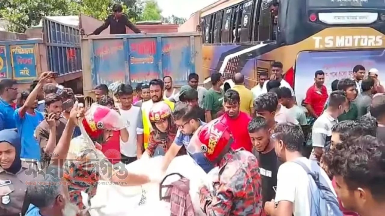 নাটোরে বাস-ভ্যানের মুখোমুখি সংঘর্ষ, প্রাণ গেল দুইজনের 