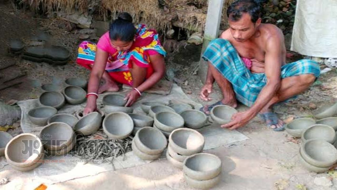 আধুনিকতার ভিড়ে হারিয়ে যাচ্ছে গঙ্গাচড়ার মাটির তৈজসপ 
