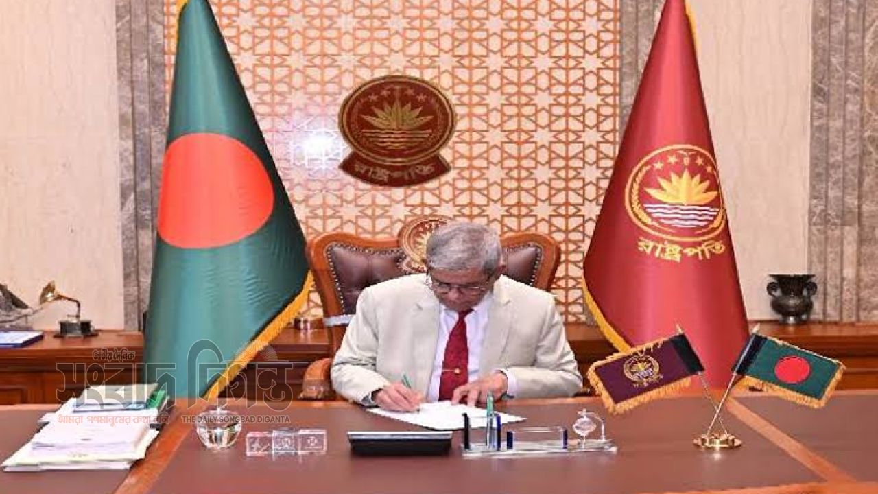 বঙ্গভবনে প্রথম কর্মদিবস শুরু রাষ্ট্রপতি মির্জা ফখরুলের