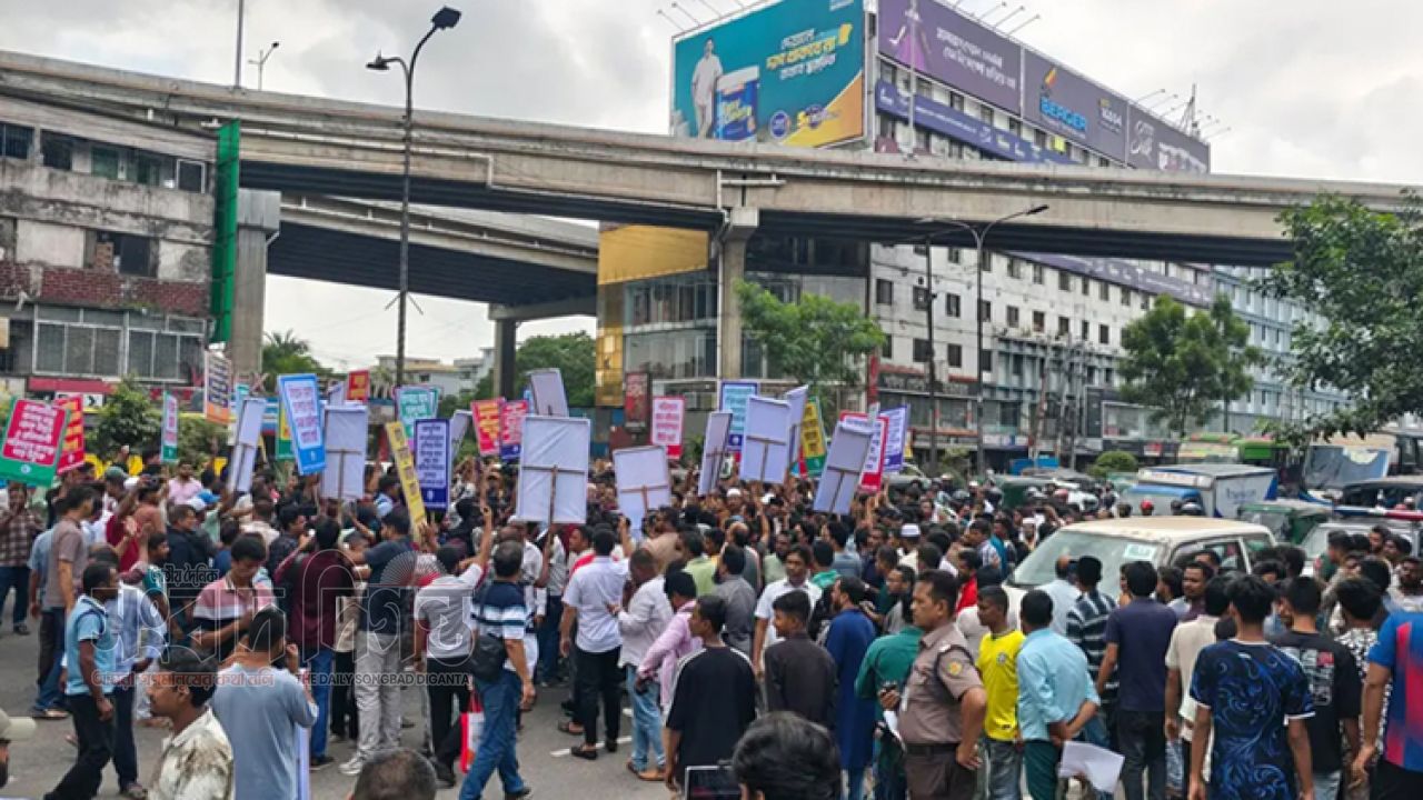 স্লিপার বাসের বৈধতার দাবিতে বনানীতে সড়ক অবরোধ, ভোগান্তিতে যাত্রীরা 