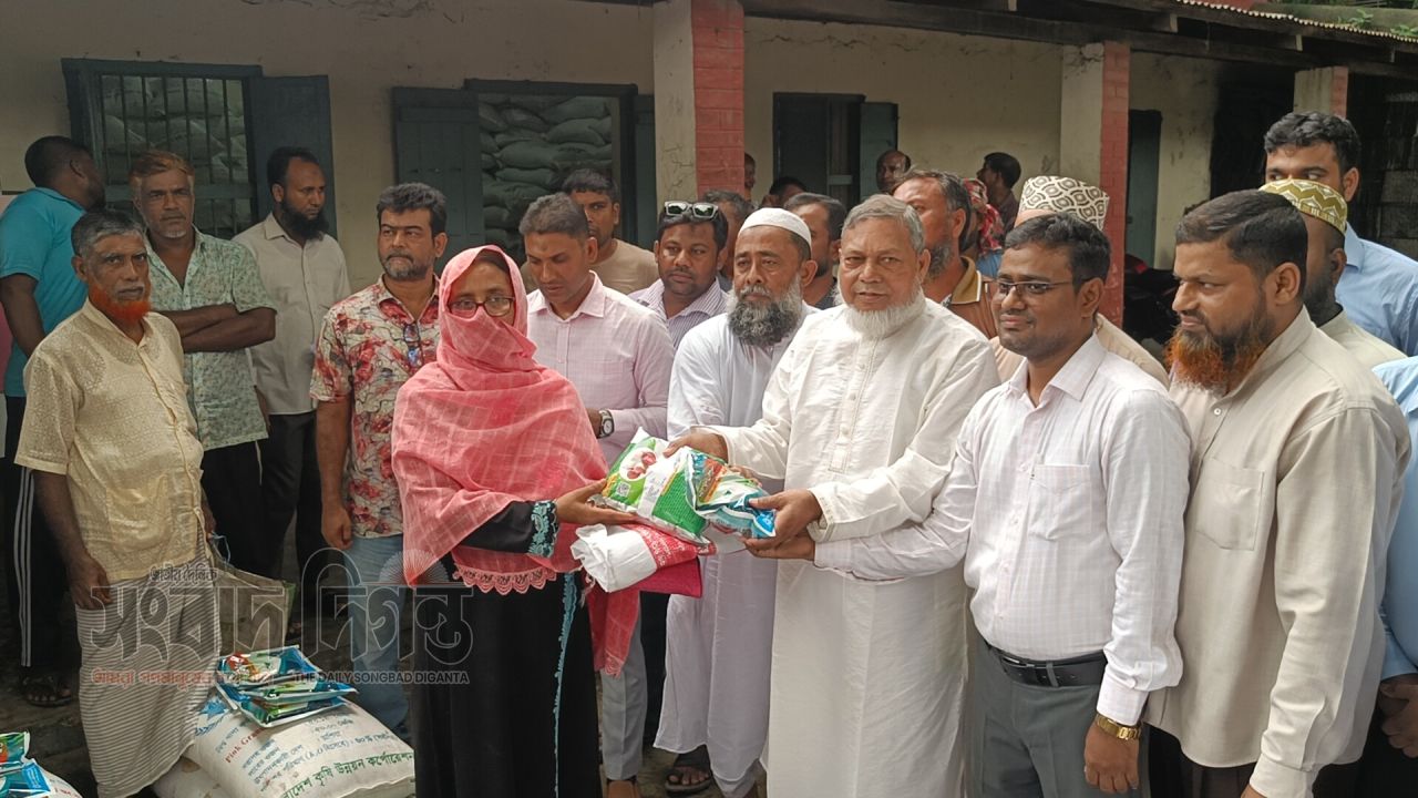 ঈশ্বরদীতে খরিপ মৌসুমে বিনামূল্যে সার-বীজ  পেলেন ৩২০০ ক্ষুদ্র ও প্রান্তিক কৃষক 