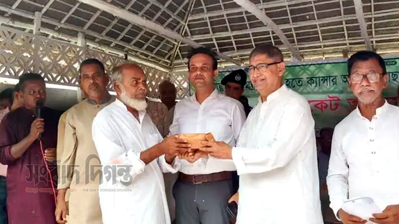 সখীপুরে বন্ধুদের টাকায় মায়ের চিকিৎসায় পাশে দাঁড়ালেন  প্রধানমন্ত্রী