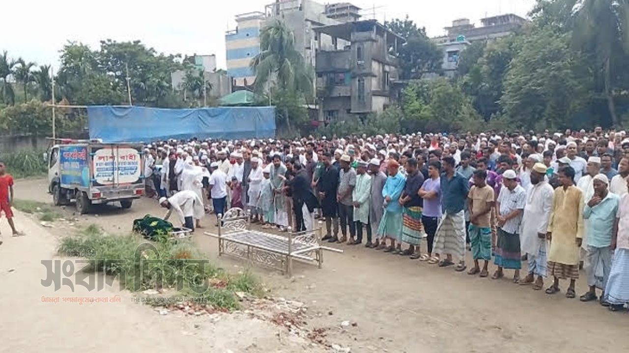 কলকাতায় অগ্নিদগ্ধ হয়ে মৃত্যুবরণ করা বাংলাদেশী ব্যবসায়ী আহমেদ বাবুর জানাজা অনুষ্ঠিত 