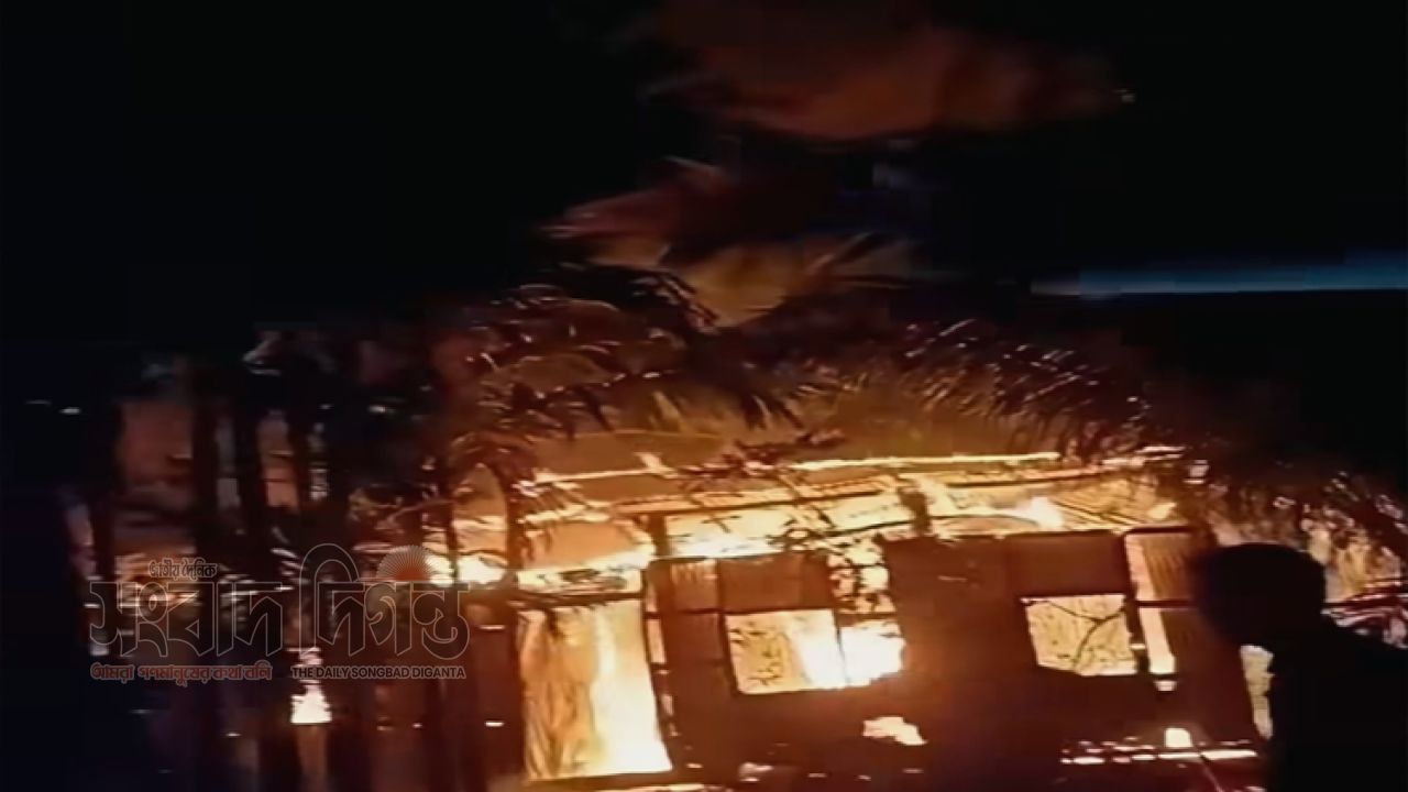 হায়দরগঞ্জে বসতঘরে ভয়াবহ আগুন, ফায়ার সার্ভিসের উপকেন্দ্রের দাবি