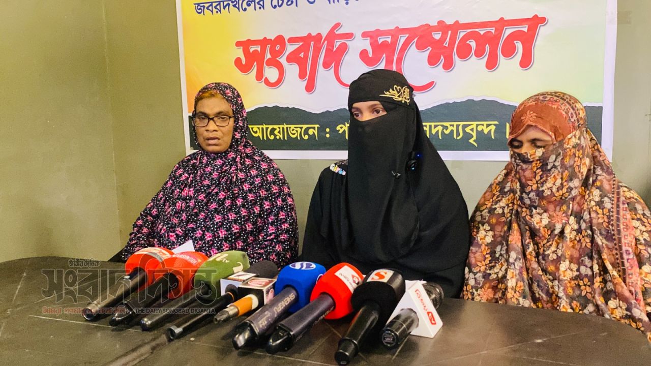 নরসিংদীতে আপন বোনের জমি জোরপূর্বক দখলের প্রতিবাদে ভাইয়ের বিরুদ্ধে বোনের সংবাদ সম্মেলন 