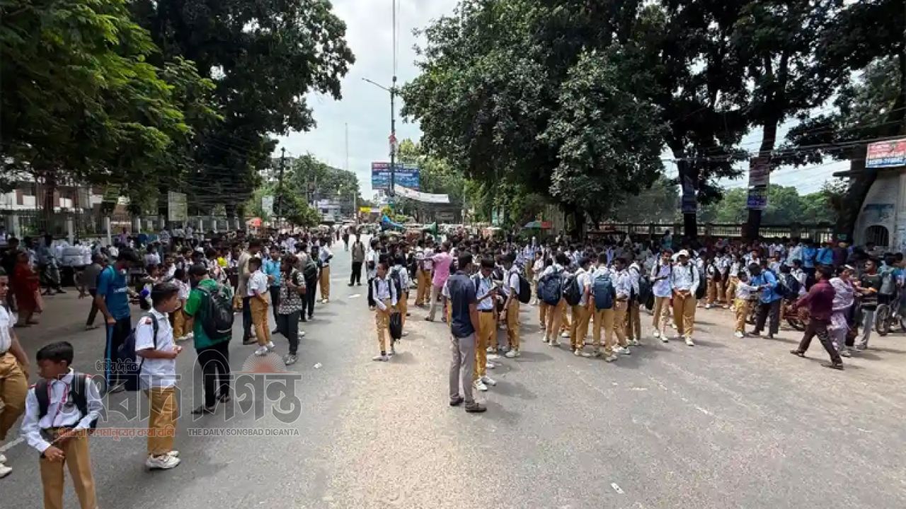 চারজন হত্যার বিচার দাবিতে রংপুর জিলা স্কুলের শিক্ষার্থীদের সড়ক অবরোধ 